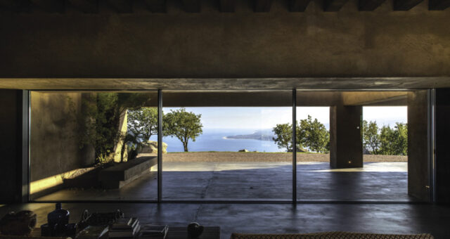 Squillace Körfezi’nde Morq stüdyosunun uluslararası projesi olan Villa Ra kayar
